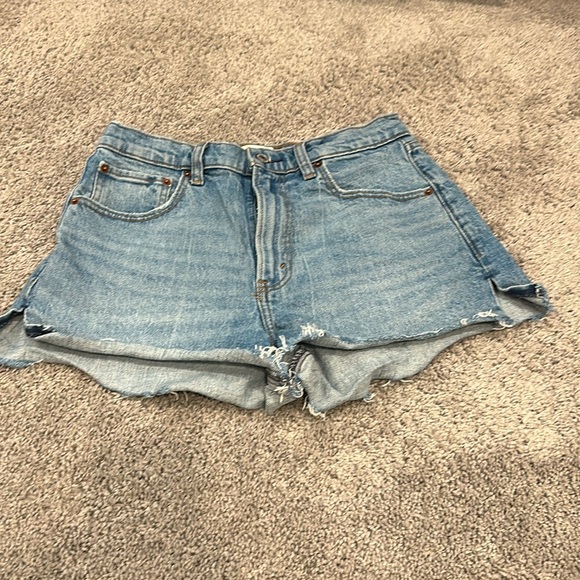 Abercrombie & Fitch Light Medium High Rise Mom Short (size 27/4) - Picture 5 of 9